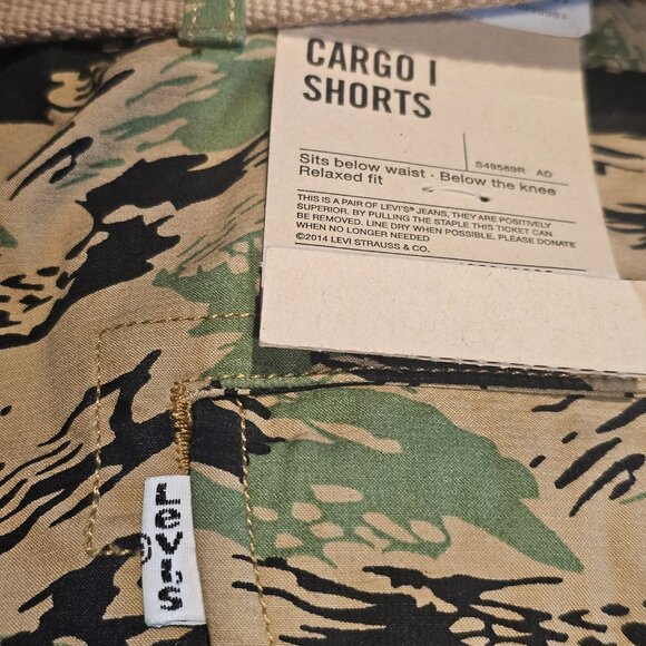 Levi's Men's Leaf Camo Belted Cargo Shorts (Waist: 42) - Picture 7 of 7